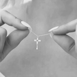 Collar cruz con corazon grabado