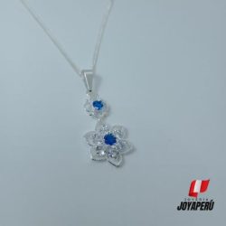 Collar flor color azul plata 950